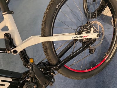 Grünes E-Mountainbike mit weißem Rahmen und schwarzen Details. Grünes E-Mountainbike mit weißem Rahmen und schwarzen Details.