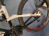Grünes E-Mountainbike mit weißem Rahmen und schwarzen Details.