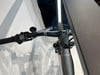 Detail des E-Bike-Lenkers mit Display und Bedienelementen.