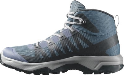 Blauer Wanderschuh mit grauer Sohle und gewebten Schnürsenkeln. Blauer Wanderschuh mit grauer Sohle und gewebten Schnürsenkeln.