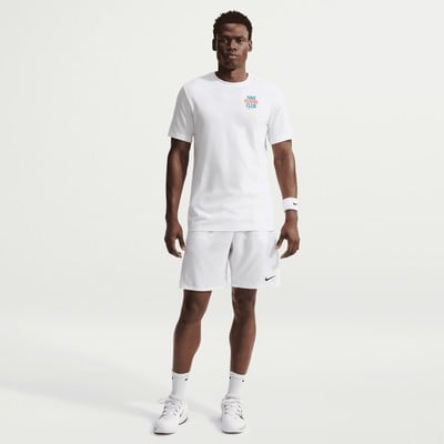 Ein Mann in einem weißen Nike T-Shirt und Shorts mit Logo auf der Brust.