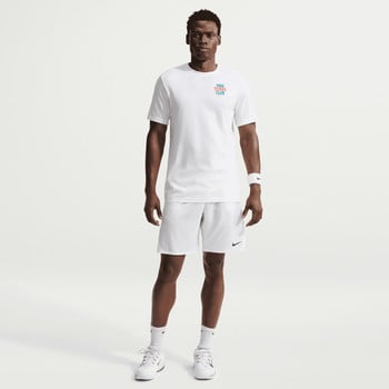Ein Mann in einem weißen Nike T-Shirt und Shorts mit Logo auf der Brust.
