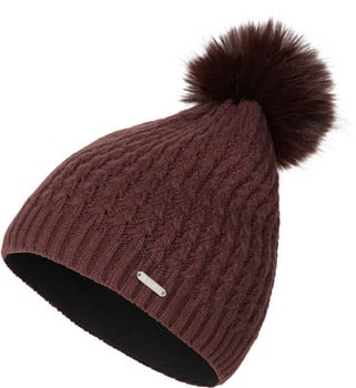 Braune Strickmütze mit Bommel und Metallapplikation.