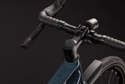 Detail einer Fahrradlenker- und Vorbauansicht mit dunklem Hintergrund. Detail einer Fahrradlenker- und Vorbauansicht mit dunklem Hintergrund.