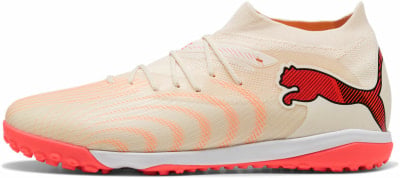 Beige Puma Fußballschuhe mit orangefarbenem Streifenmuster und rotem Logo.