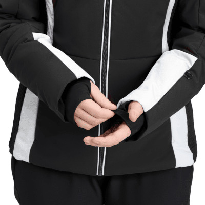 Detail einer Jacke mit weißen Streifen und schwarzen Ärmeln mit Daumenlöchern. Detail einer Jacke mit weißen Streifen und schwarzen Ärmeln mit Daumenlöchern.