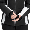 Detail einer Jacke mit weißen Streifen und schwarzen Ärmeln mit Daumenlöchern.