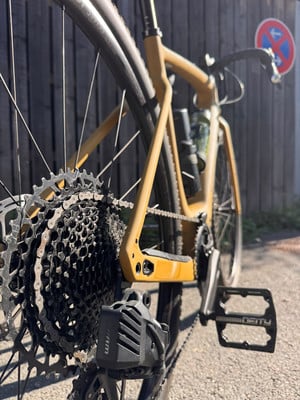 Detail der Rückseite eines gelben Fahrrads mit Kassette und SRAM-Schaltwerk. Detail der Rückseite eines gelben Fahrrads mit Kassette und SRAM-Schaltwerk.
