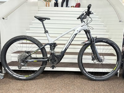 Ein Genesis E-Mountainbike auf einer Treppe mit Dämpfern und Scheibenbremsen. Ein Genesis E-Mountainbike auf einer Treppe mit Dämpfern und Scheibenbremsen.