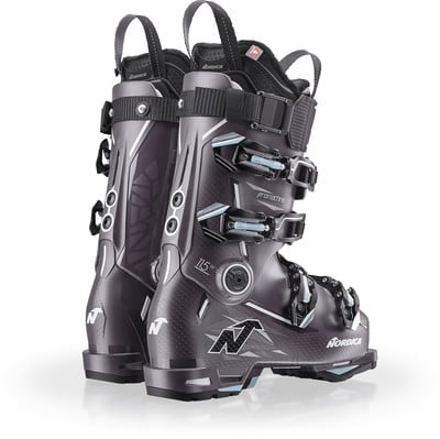 Paar grauer Nordica Skischuhe mit schwarzen Schnallen. Paar grauer Nordica Skischuhe mit schwarzen Schnallen.
