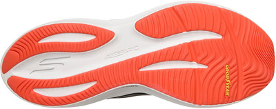 Schuhsohle mit orangefarbenen Elementen und Goodyear-Logo. Schuhsohle mit orangefarbenen Elementen und Goodyear-Logo.