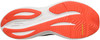 Schuhsohle mit orangefarbenen Elementen und Goodyear-Logo.