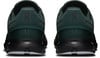 Grüne Laufschuhe von On Running mit schwarzer Sohle und Logo.