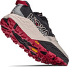 Schwarzer Hoka Laufschuh mit roter Sohle und beiger Zwischensohle.