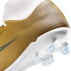 Goldener Fußballschuh mit weißem Socken und Nike-Logo.