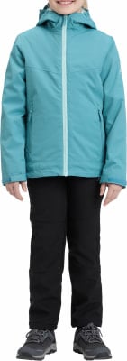 Ein Mädchen in einer türkisfarbenen Jacke und schwarzer Hose steht vor weißem Hintergrund.
