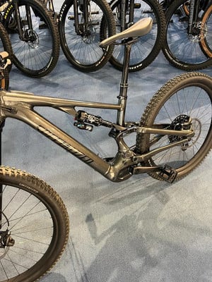Ein vollgefedertes Mountainbike mit Dämpfer und Scheibenbremsen. Ein vollgefedertes Mountainbike mit Dämpfer und Scheibenbremsen.