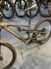 Ein vollgefedertes Mountainbike mit Dämpfer und Scheibenbremsen.