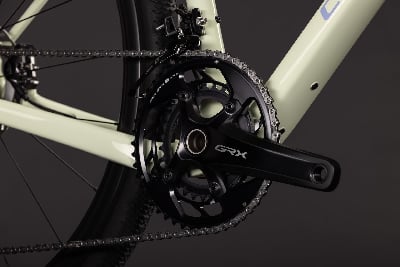 Nahaufnahme der Kurbelgarnitur und Kette von Shimano GRX. Nahaufnahme der Kurbelgarnitur und Kette von Shimano GRX.