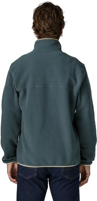Rückansicht eines Mannes in einer dunkelblauen Fleecejacke und Jeans. Rückansicht eines Mannes in einer dunkelblauen Fleecejacke und Jeans.