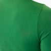 Grünes Shirt mit geripptem Einsatz an Schulter und Rücken.