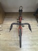 Draufsicht auf ein orangefarbenes Fahrrad mit Rennradlenker.