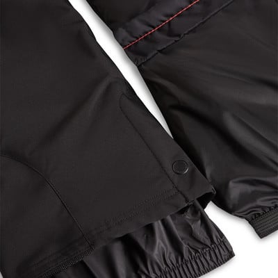Detail einer schwarzen Jacke mit rosafarbenen Nähten und Druckknopf. Detail einer schwarzen Jacke mit rosafarbenen Nähten und Druckknopf.