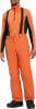 Ein Mann in orangefarbener Skihose mit Hosenträgern und schwarzer Jacke.