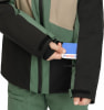 Ein Mann in einer Jacke steckt eine Karte in eine Ärmeltasche.