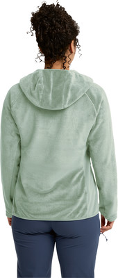 Eine Frau in einem grünen Fleece-Hoodie und dunkler Hose steht rückwärts. Eine Frau in einem grünen Fleece-Hoodie und dunkler Hose steht rückwärts.