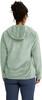 Eine Frau in einem grünen Fleece-Hoodie und dunkler Hose steht rückwärts.