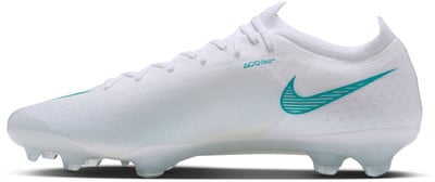 Weiße Nike Fußballschuhe mit türkisem Logo und Schnürsenkeln. Weiße Nike Fußballschuhe mit türkisem Logo und Schnürsenkeln.