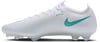 Weiße Nike Fußballschuhe mit türkisem Logo und Schnürsenkeln.