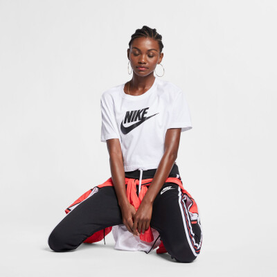 Nike Essential Cropped női póló