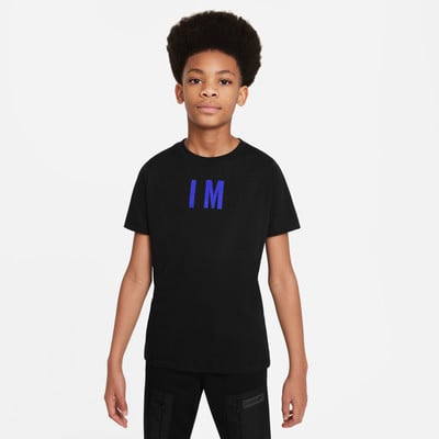 Junge in schwarzem T-Shirt mit blauer Aufschrift IM. Junge in schwarzem T-Shirt mit blauer Aufschrift IM.
