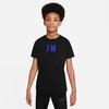 Junge in schwarzem T-Shirt mit blauer Aufschrift IM.