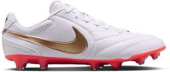 Weiße Nike Fußballschuhe mit roter Sohle und goldenem Logo.
