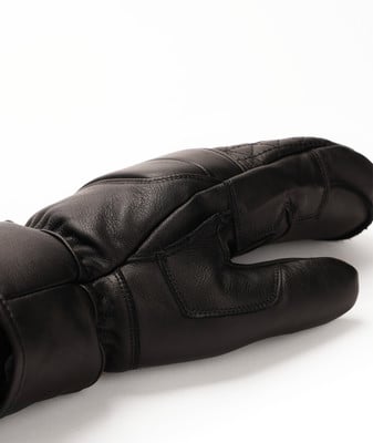 Schwarze Lederhandschuhe mit Steppung auf dem Handrücken. Schwarze Lederhandschuhe mit Steppung auf dem Handrücken.