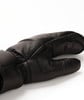 Schwarze Lederhandschuhe mit Steppung auf dem Handrücken.