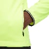 Ärmeldetail mit Streifen und Reißverschlusstasche an einer neongelben Jacke.