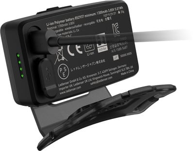 Schwarzer Akku mit LED-Anzeigen und angeschlossenem USB-C-Kabel. Schwarzer Akku mit LED-Anzeigen und angeschlossenem USB-C-Kabel.