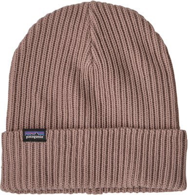Eine rosafarbene Strickmütze mit Patagonia-Logo vorne. Eine rosafarbene Strickmütze mit Patagonia-Logo vorne.