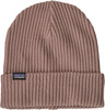 Eine rosafarbene Strickmütze mit Patagonia-Logo vorne.