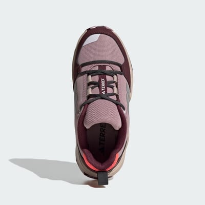 Dámská trailová obuv Adidas Terrex v růžové barvě s tmavě vínovými prvky. Dámská trailová obuv Adidas Terrex v růžové barvě s tmavě vínovými prvky.
