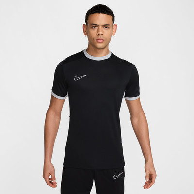 Ein Mann in einem schwarzen Nike-T-Shirt mit weißem Logo und grauen Details.