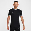 Ein Mann in einem schwarzen Nike-T-Shirt mit weißem Logo und grauen Details.