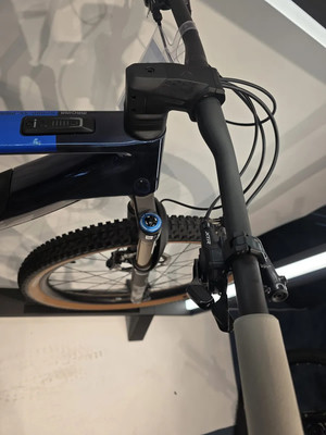 Nahaufnahme des Oberteils eines E-Bikes mit Gabel und Lenker. Nahaufnahme des Oberteils eines E-Bikes mit Gabel und Lenker.