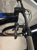 Nahaufnahme des Oberteils eines E-Bikes mit Gabel und Lenker.