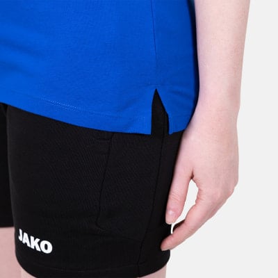 Detail eines blauen T-Shirts und schwarzer Shorts mit JAKO-Logo.