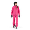Frau in pinker Skijacke, Hose, Helm und Brille
